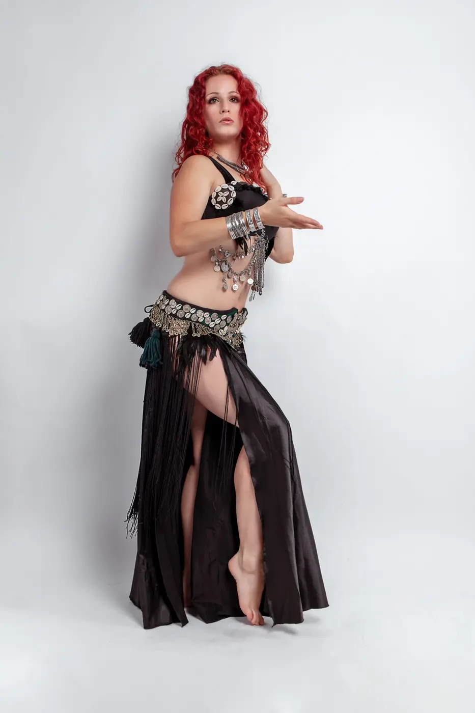 Danseuse orientale en mouvement portant une tenue de scène