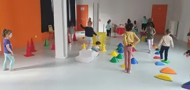 Enfants participant à un parcours de motricité à la MJC