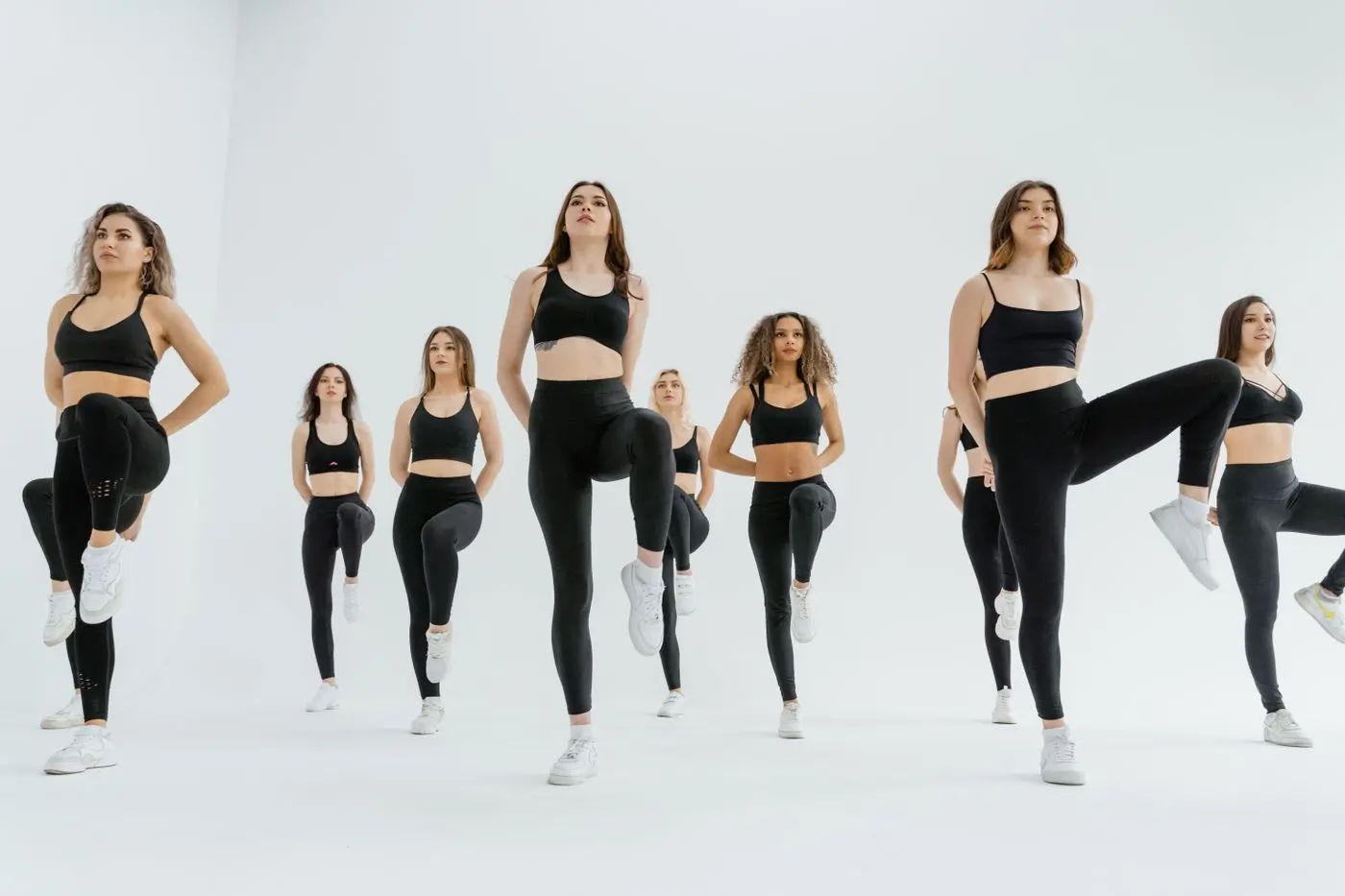 Groupe de danseuses répétant une chorégraphie de Modern’Jazz en studio